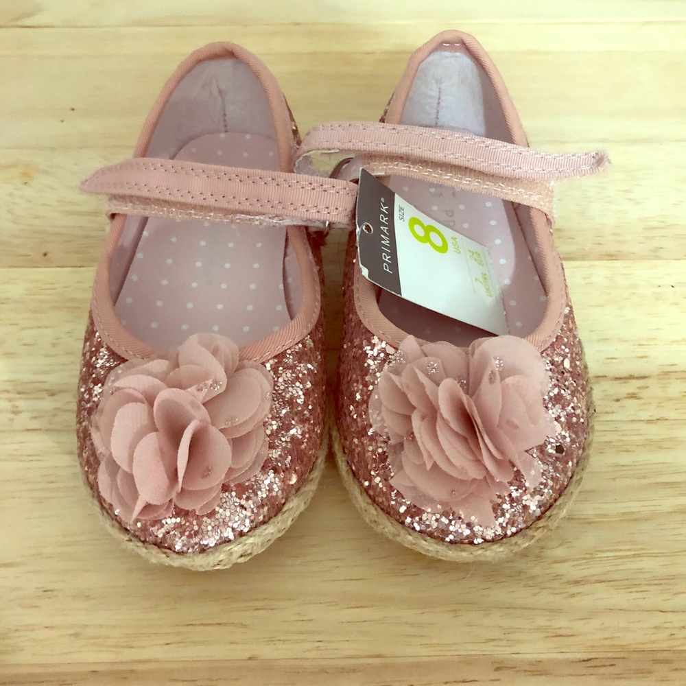 NWT ! Beautiful girls round toe shoes!